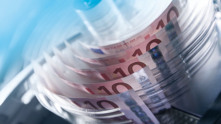 animation of ten euro bills in a money counting machine
