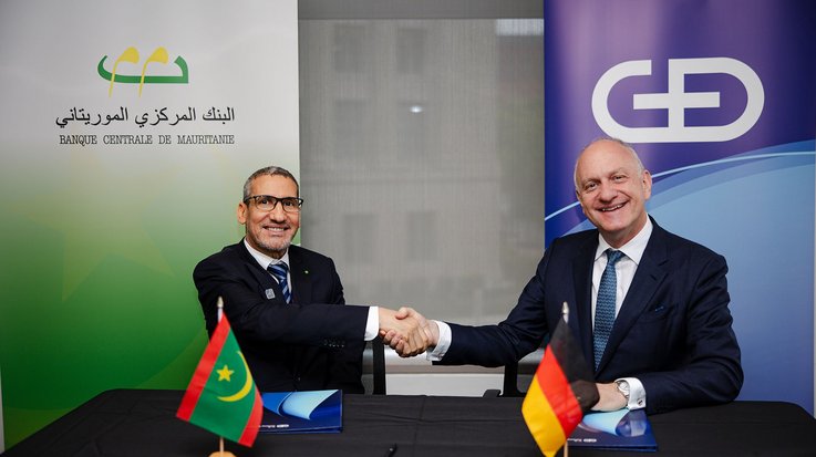 The Governor of the Banque Centrale de Mauritanie Mohamed Lemine Ould Dhehby (left) and Dr. Wolfram Seidemann, CEO of G+D Currency Technology, signed an agreement and will now work together to design and introduce a potential CBDC.