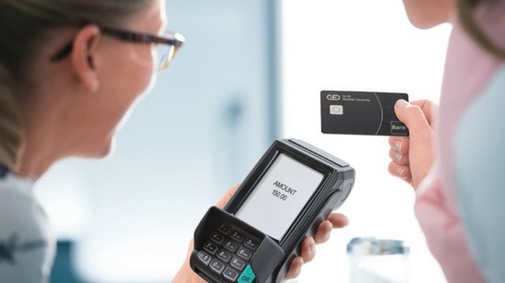 A woman pays contactless with her credit card