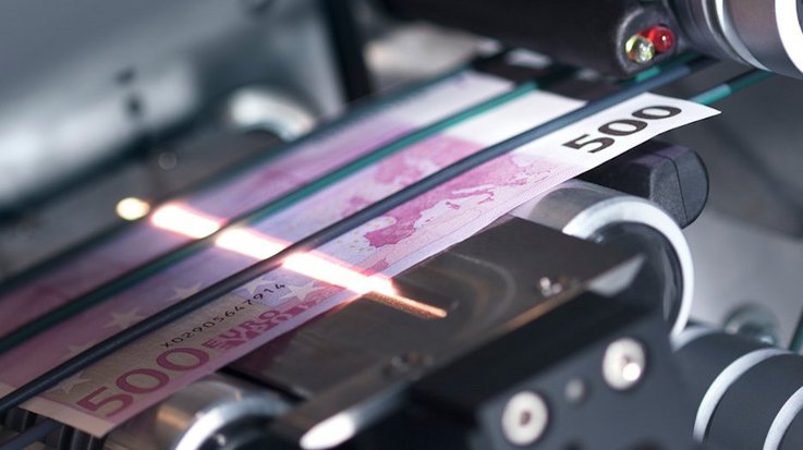 A 500€ bill is screened and inspected in a machine
